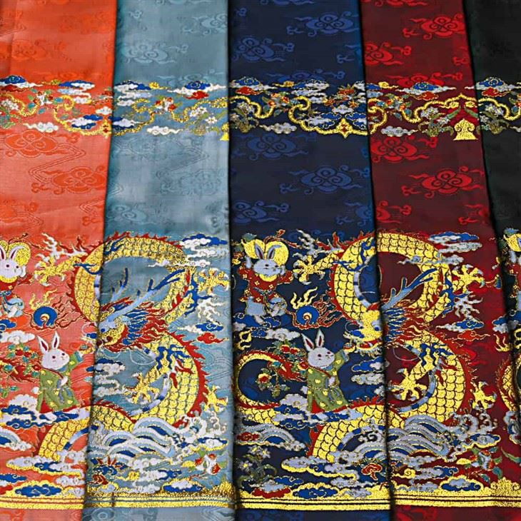 Tessuto jacquard YiLi con faccia di cavallo: design ispirato al drago
